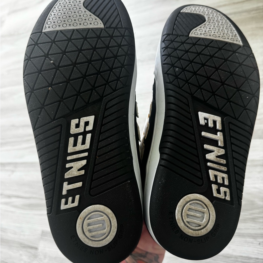 Etnies Black and White Skate Shoe Interior Label - Picture 4 of 5